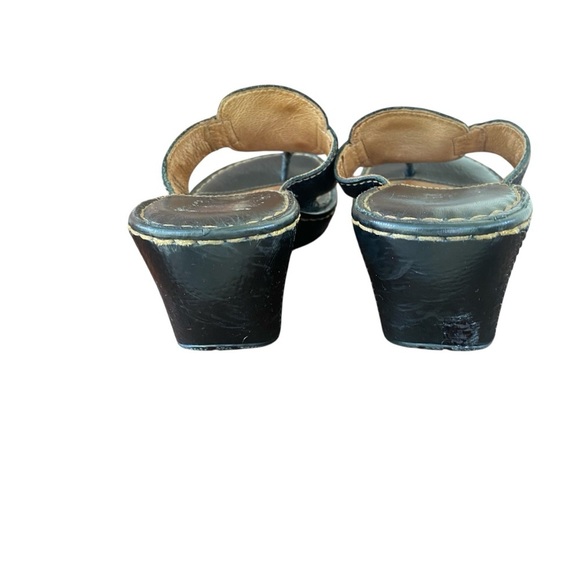 Born Woman’s Black Leather Thong Wedge Sandal Size 8 Slip On Silver Buckle Comfy - Picture 9 of 12